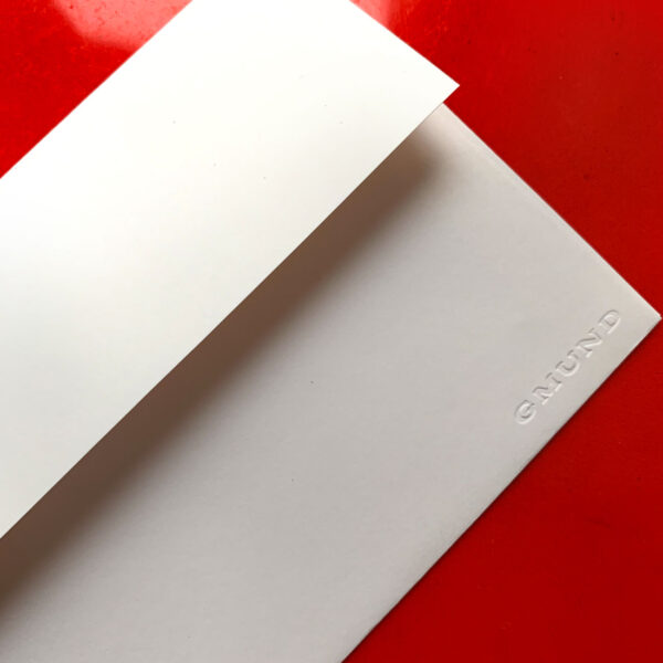 Karte mit weißen Bommeln, Frohes Fest gestempelt, weißer Umschlag