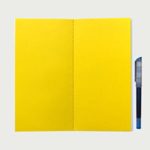 Schmales Heft von le typographe, aufgeklappt, gelb