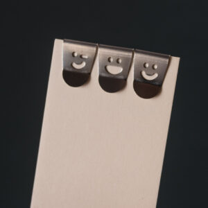 Metallklammer mit ausgestanztem Gesicht