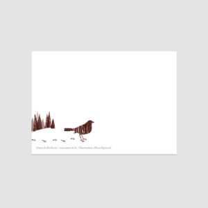 Rückseite der Postkarte Winterbär, kleiner Vogel und Wald, dezent in der Ecke,